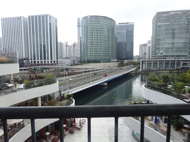 横浜ベイクォーター屋上「ベイガーデン」から眺めた景色（みなとみらい大橋やみなとみらい地区のビル群など）