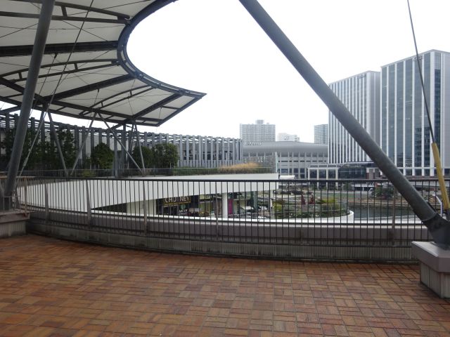 横浜ベイクォーター屋上「ベイガーデン」屋上にある東エレベーターを降りたときの景色