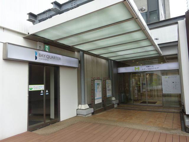 横浜ベイクォーター屋上「ベイガーデン」西エレベーターとメディカルスクエアの屋上出口の様子