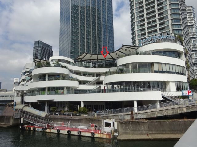 横浜ベイクォーターの外観（屋上の展望エリアのところに赤い矢印あり）