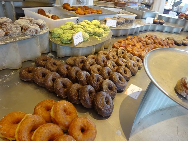横浜みなとみらい「I'm donut ?横浜臨港パーク店」に並ぶ生ドーナツ