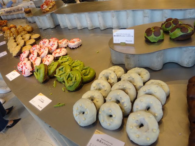 横浜みなとみらい「I'm donut ?横浜臨港パーク店」に並ぶ生ドーナツ