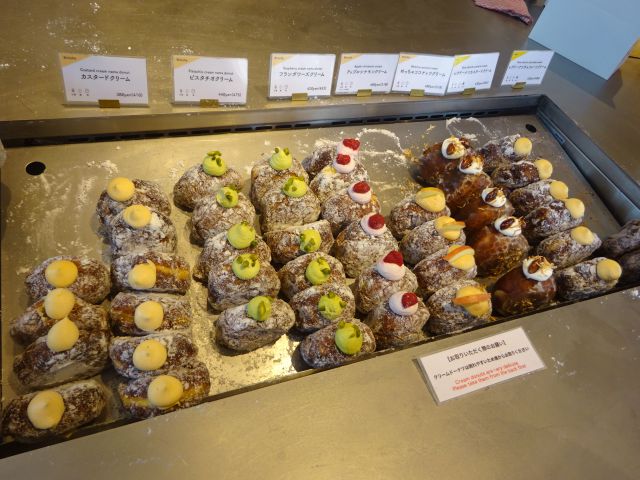 横浜みなとみらい「I'm donut ?横浜臨港パーク店」に並ぶ生ドーナツ（クリームドーナツ系）