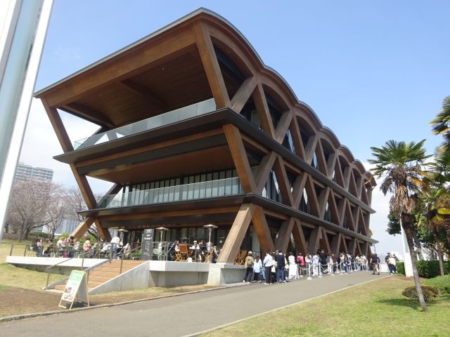 横浜みなとみらい「I'm donut ?横浜臨港パーク店」が入るティンバーワーフの建物とお店の脇に並ぶ行列