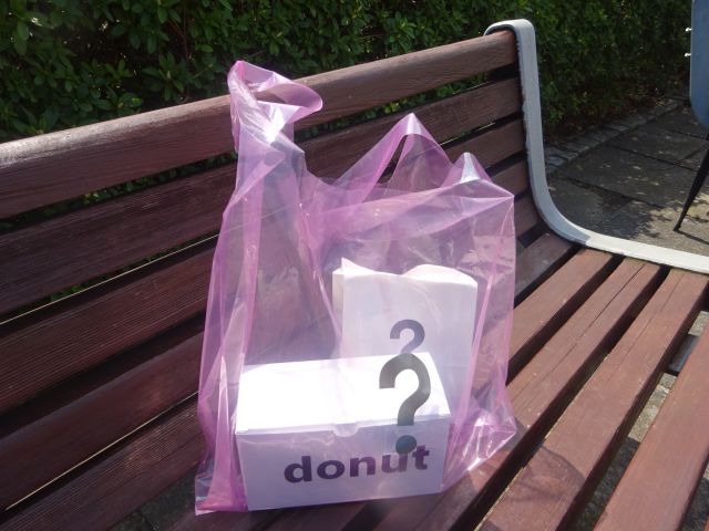 横浜みなとみらい「I'm donut ?横浜臨港パーク店」で生ドーナツ購入（お店オリジナルビニール袋に入った生ドーナツの箱＆紙袋を公園ベンチに置いたところ）