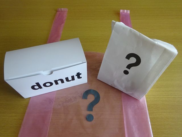 横浜みなとみらい「I'm donut ?横浜臨港パーク店」で生ドーナツ購入（お店オリジナルビニール袋、生ドーナツの箱＆紙袋をテーブルに並べている）