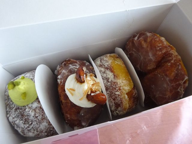 横浜みなとみらい「I'm donut ?横浜臨港パーク店」で購入した生ドーナツの箱を開けたところ（生ドーナツが並んでいる）