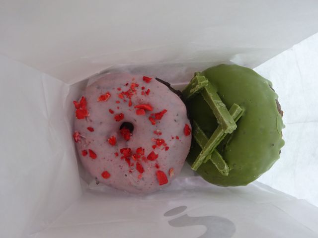 横浜みなとみらい「I'm donut ?横浜臨港パーク店」で購入した生ドーナツの袋を開けたところ（生ドーナツが入っている）