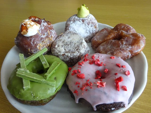 横浜みなとみらい「I'm donut ?横浜臨港パーク店」で購入した生ドーナツを皿に並べている（アイムドーナツオリジナル、生フレンチクルーラー、ショコラベリーリング、トリプル抹茶、めっちゃココナッツクリーム、ピスタチオクリーム）