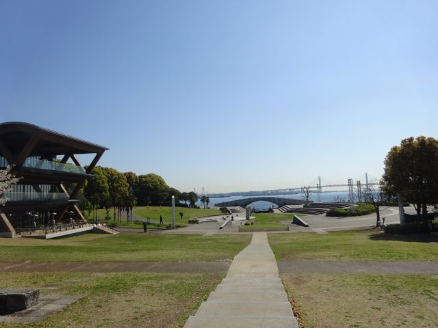 横浜みなとみらい臨港パーク「ティンバーワーフ」と海沿いのアーチ橋の景色