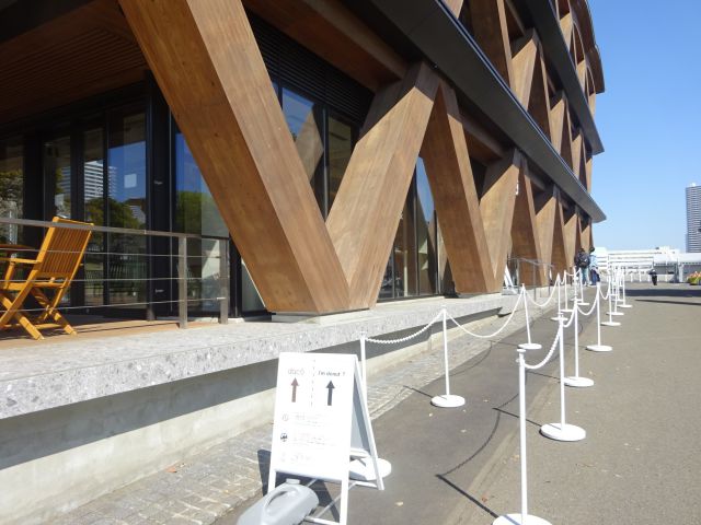 横浜みなとみらい「I'm donut ?横浜臨港パーク店」並ぶ場所の様子