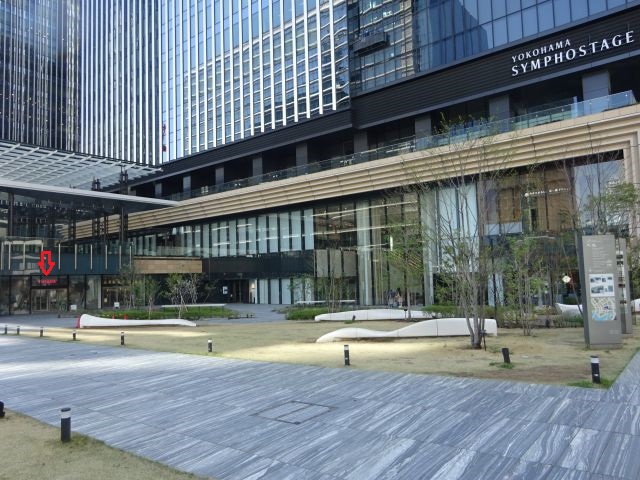 みなとみらい横浜シンフォステージと周辺の様子（ヤマハ発動機「Yamaha E-Ride Base」の場所に赤い矢印を付けている）