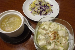 横浜中華街「美食酒楼 心龍」で注文したスペシャルセット（フカヒレ入りワンタンスープ、元祖白麻婆豆腐、特製心龍炒飯）
