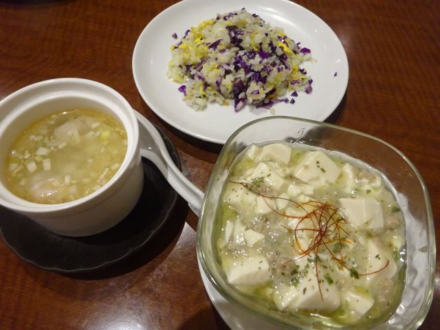横浜中華街「美食酒楼 心龍」で注文したスペシャルセット（フカヒレ入りワンタンスープ、元祖白麻婆豆腐、特製心龍炒飯）
