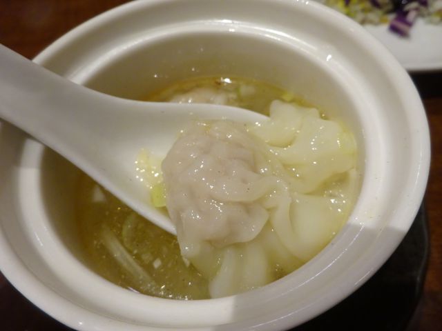 横浜中華街「美食酒楼 心龍」で注文したスペシャルセット（フカヒレ入りワンタンスープのワンタンを持ち上げたところ）