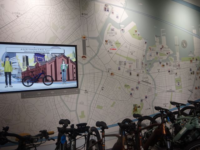 横浜みなとみらい・ヤマハ発動機「Yamaha E-Ride Base」壁に描かれている横浜みなとみらいの地図、eBike乗車体験について分かるモニター、eBikeなど