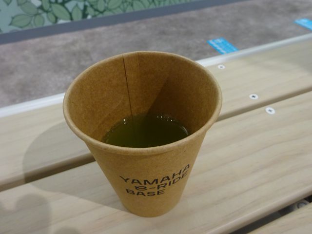 横浜みなとみらい・ヤマハ発動機「Yamaha E-Ride Base」にて紙コップに入った静岡県森町のお茶