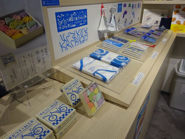 横浜みなとみらい・ヤマハ発動機「Yamaha E-Ride Base」のオリジナルグッズ販売コーナー