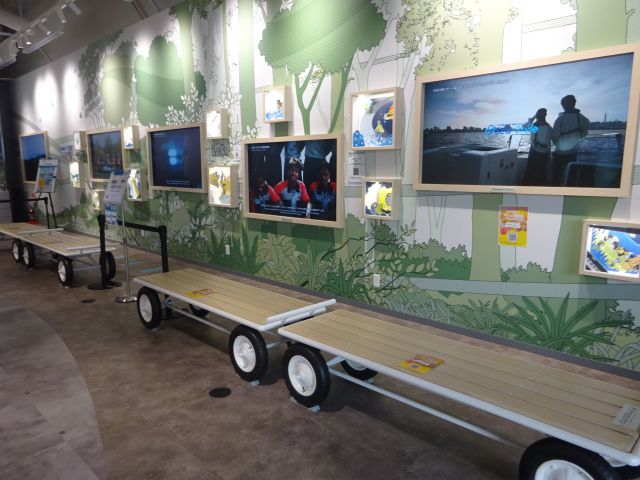 横浜みなとみらい・ヤマハ発動機「Yamaha E-Ride Base」の休憩スポット（車輪付きの椅子が並んでいる）