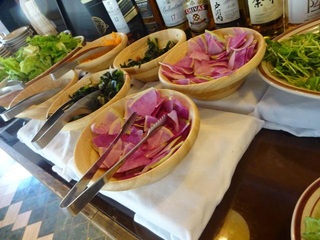 横浜みなとみらい「Aging Beef＆Specialty coffee THE三本」サラダバーの様子