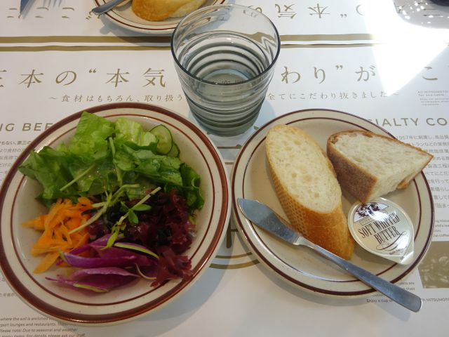 横浜みなとみらい「Aging Beef＆Specialty coffee THE三本」ランチのサラダバーで取って来たサラダと取って来たパンを並べたところ