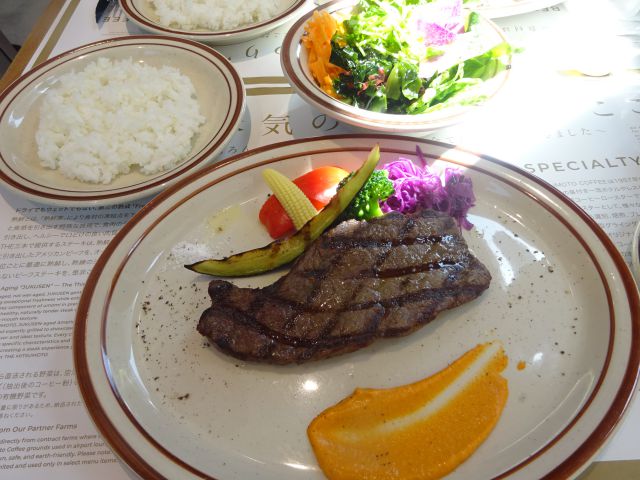 横浜みなとみらい「Aging Beef＆Specialty coffee THE三本」で注文した黒毛和牛のステーキランチ（ステーキ、ライス、サラダなど）