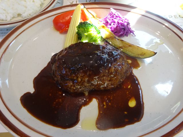 横浜みなとみらい「Aging Beef＆Specialty coffee THE三本」で注文した黒毛和牛のハンバーグランチ