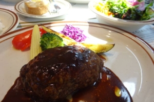 横浜みなとみらい「Aging Beef＆Specialty coffee THE三本」で注文した黒毛和牛のハンバーグランチ