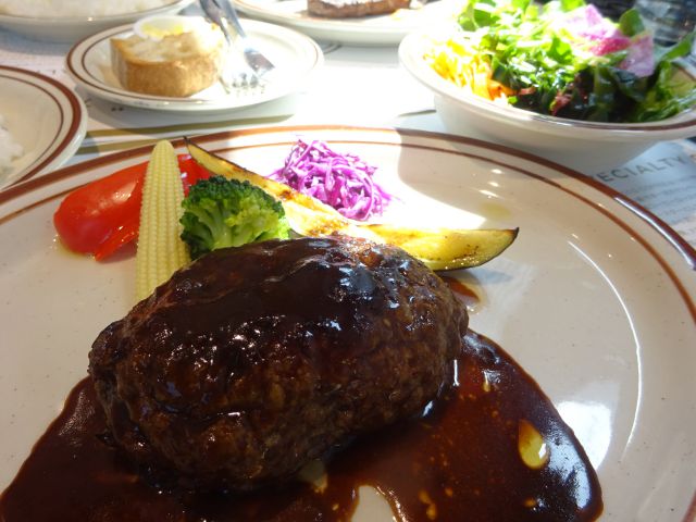 横浜みなとみらい「Aging Beef＆Specialty coffee THE三本」で注文した黒毛和牛のハンバーグランチ