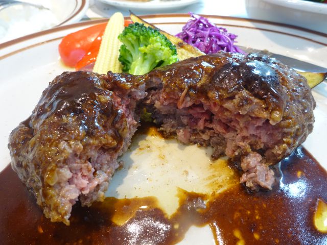 横浜みなとみらい「Aging Beef＆Specialty coffee THE三本」で注文した黒毛和牛のハンバーグの断面