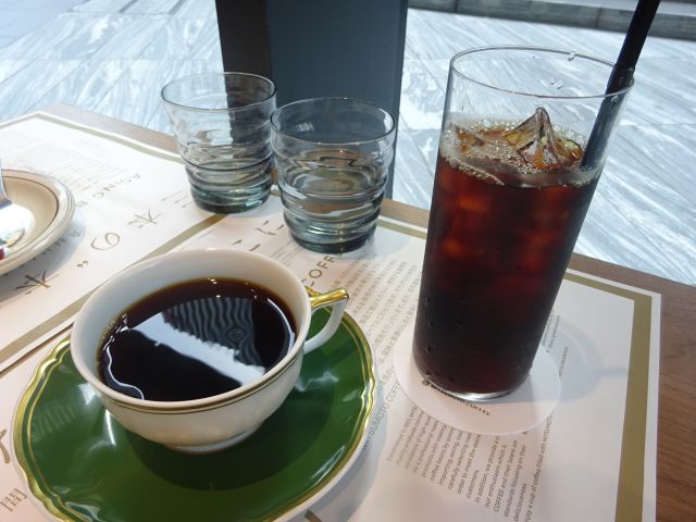 横浜みなとみらい「Aging Beef＆Specialty coffee THE三本」のホットコーヒー（THE三本ブレンド）とアイスコーヒー