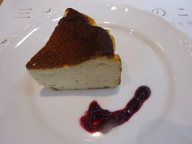 横浜みなとみらい「Aging Beef＆Specialty coffee THE三本」で注文したベイクドチーズケーキ