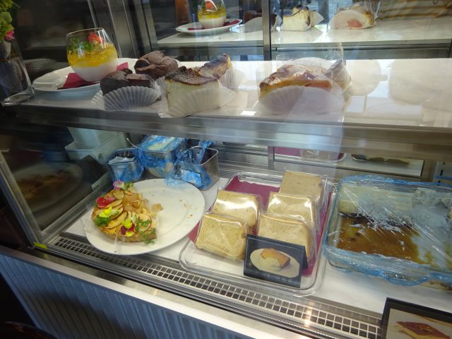 横浜みなとみらい「Aging Beef＆Specialty coffee THE三本」ケーキが並ぶショーケース