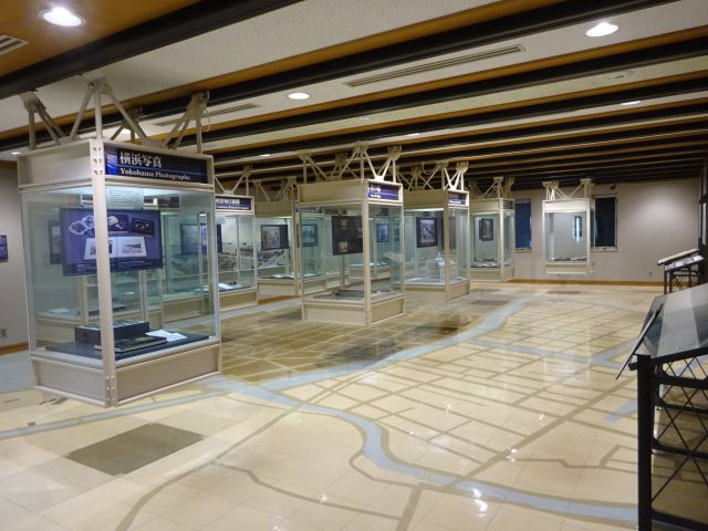 「横浜開港資料館」展示室2の様子（横浜ものはじめが紹介された展示と床面地図）