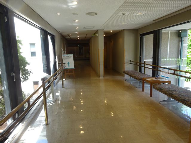 「横浜開港資料館」渡り廊下にある両側の窓と休憩スポット