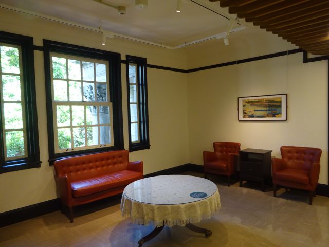「横浜開港資料館」旧館展示室（窓があり椅子、テーブルが置かれた部屋）