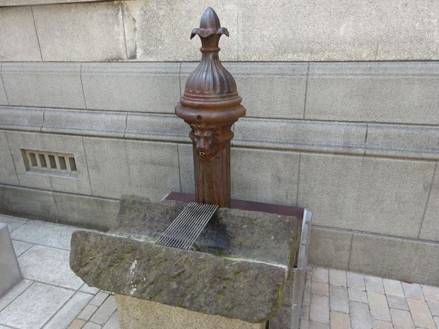 横浜開港資料館の中庭から見た旧館（旧英国総領事館）前にある獅子頭共用栓