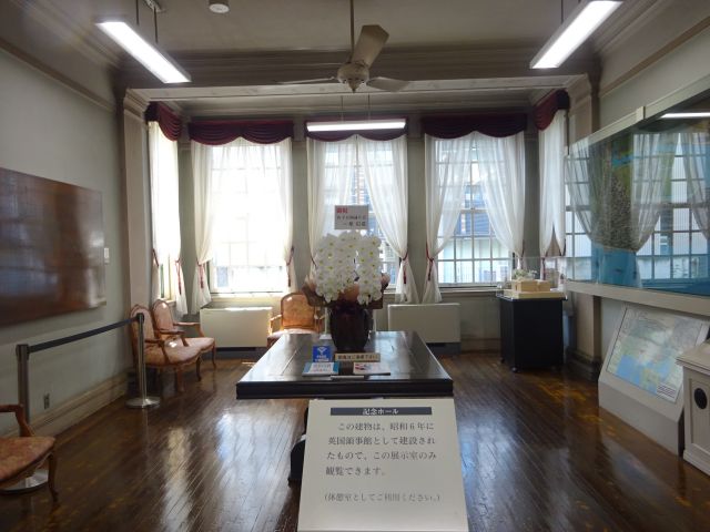 横浜開港資料館・旧館（旧英国総領事館）内にある記念ホールの様子