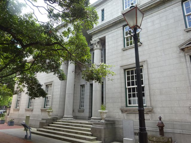 横浜開港資料館の中庭から見た旧館（旧英国総領事館）の外観