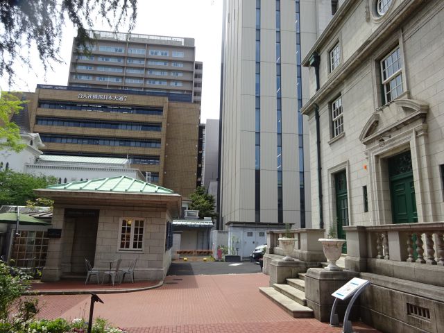 「横浜開港資料館」の旧館（旧英国総領事館）とミュージアムショップ＆カフェ「ポーターズロッジ」