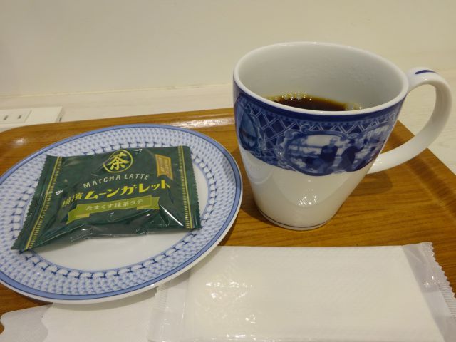 横浜開港資料館のミュージアムショップ＆カフェ「PORTER'S  LOGDE（ポーターズロッジ）」で注文した銘菓セット（ホットコーヒーとありあけ菓子・横濱ムーンガレット）