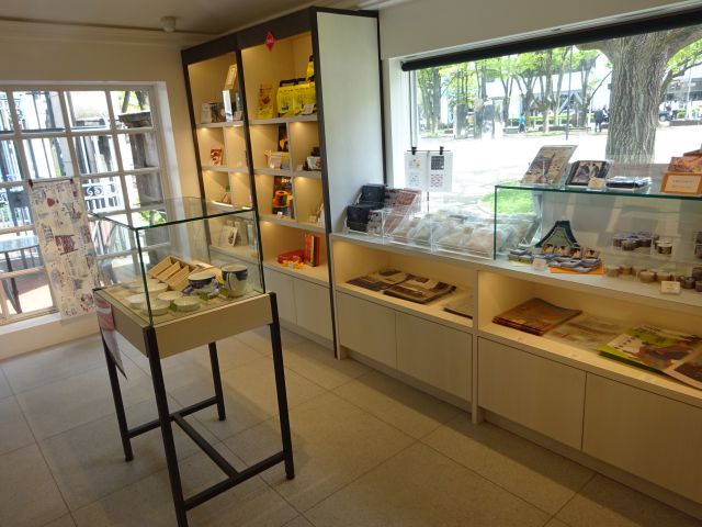 横浜開港資料館のミュージアムショップ＆カフェ「PORTER'S  LOGDE（ポーターズロッジ）」店内お土産売り場の様子