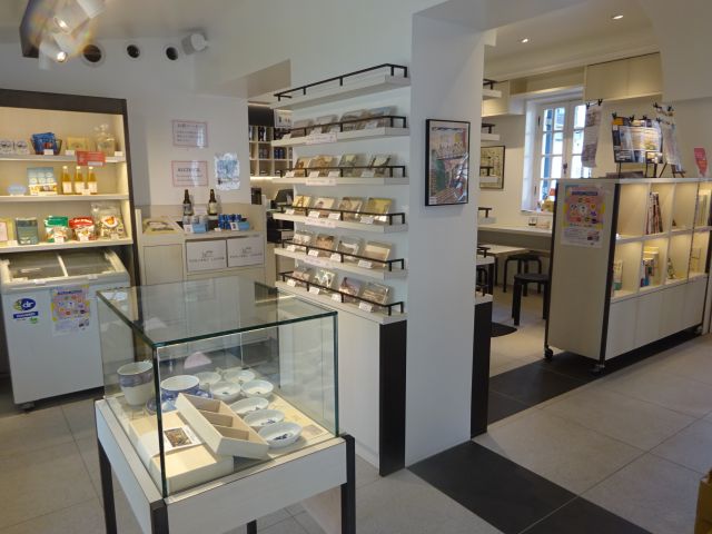 横浜開港資料館のミュージアムショップ＆カフェ「PORTER'S  LOGDE（ポーターズロッジ）」店内お土産売り場の様子