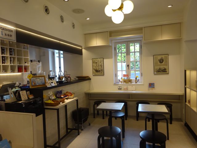 横浜開港資料館のミュージアムショップ＆カフェ「PORTER'S  LOGDE（ポーターズロッジ）」店内カフェの様子