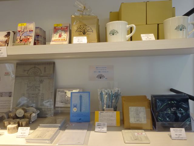 横浜開港資料館のミュージアムショップ＆カフェ「PORTER'S  LOGDE（ポーターズロッジ）」の棚に置かれたミュージアムオリジナルグッズ