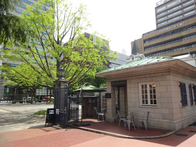 横浜開港資料館のミュージアムショップ＆カフェ「PORTER'S  LOGDE（ポーターズロッジ）」の外観と開港広場側の景色