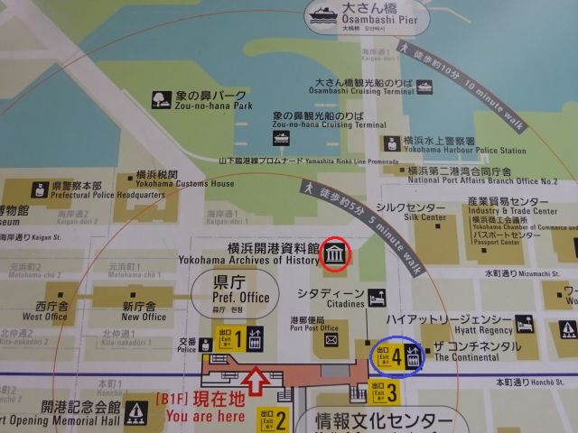 みなとみらい線「日本大通り駅」周辺地図（4番出口に青い丸印、横浜開港資料館の場所に赤い丸印を付けている）