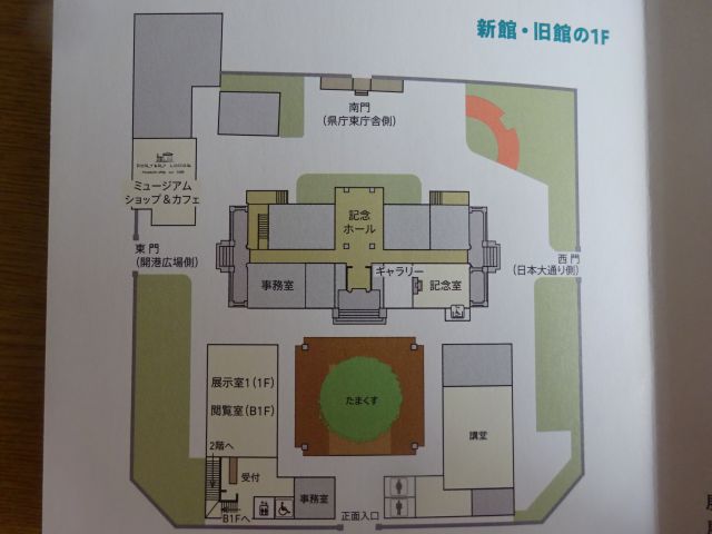 横浜開港資料館のマップ（新館・旧館の1F、4か所の入口、たまくすの木がある中庭、ミュージアムショップ＆カフェなど）