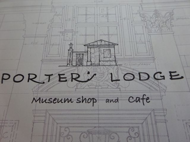 横浜開港資料館のミュージアムショップ＆カフェ「PORTER'S  LOGDE（ポーターズロッジ）」のパンフレットの店名・ロゴマーク