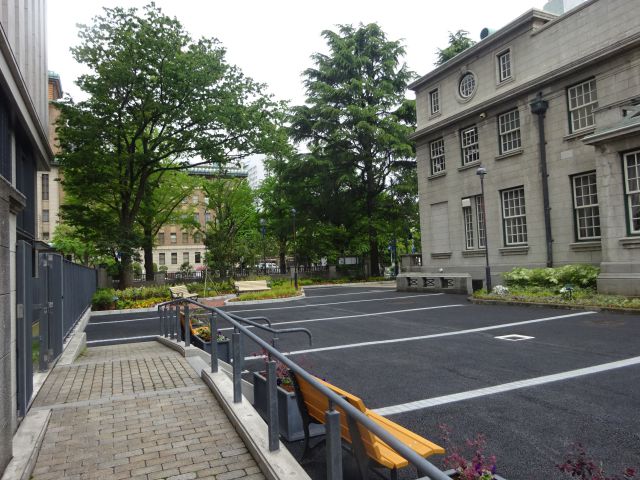 横浜開港資料館と神奈川県庁東庁舎の出入口と周辺の様子